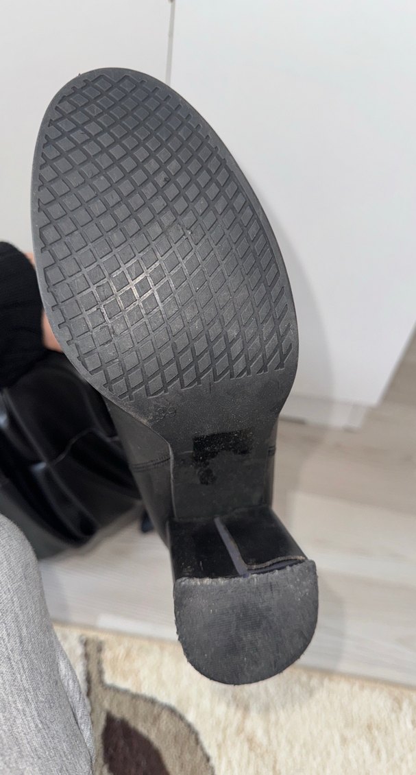 Siyah Deri Topuklu Diz Boyu Gotik Çizme - Görsel 4