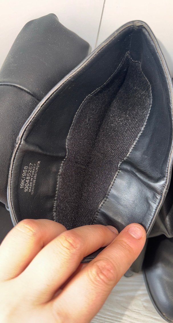 Siyah Deri Topuklu Diz Boyu Gotik Çizme - Görsel 2