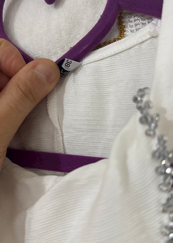 Crop taşlı dekolteli tişört - Görsel 5