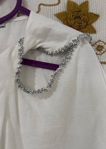 Crop taşlı dekolteli tişört - Görsel 3