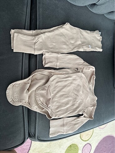 9 Ay Beden H&M üçlü alt üst takım 6-9 ay fakat uzatmalı olduğu için 6-12 ay