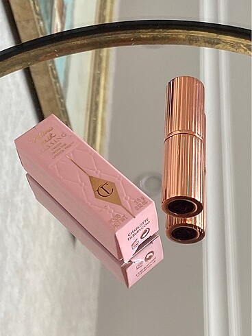 Diğer Charlotte Tilbury Ruj mürdüm