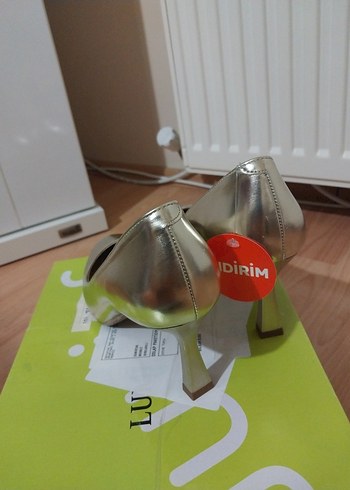 37 Beden Kadın Parlak Altın Tokalı Stiletto