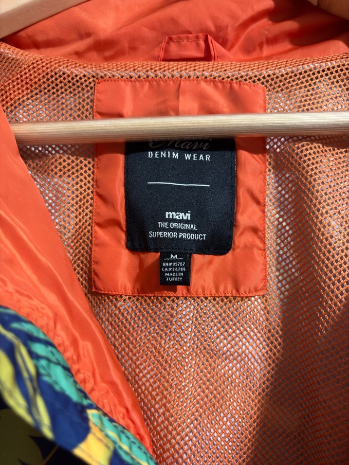 Renkli Desenli Kapüşonlu Kadın Yağmurluk - Görsel 3