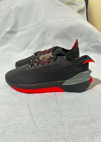 adidas avryn Kırmızı Detaylı Siyah Erkek Spor Ayakkabı