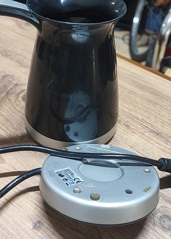 Siyah ve gri elektrikli kahve cezvesi