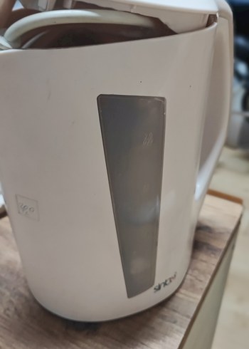 Beyaz ve gri elektrikli su ısıtıcısı