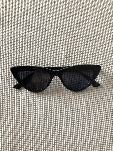 siyah üçgen güneş gözlüğü