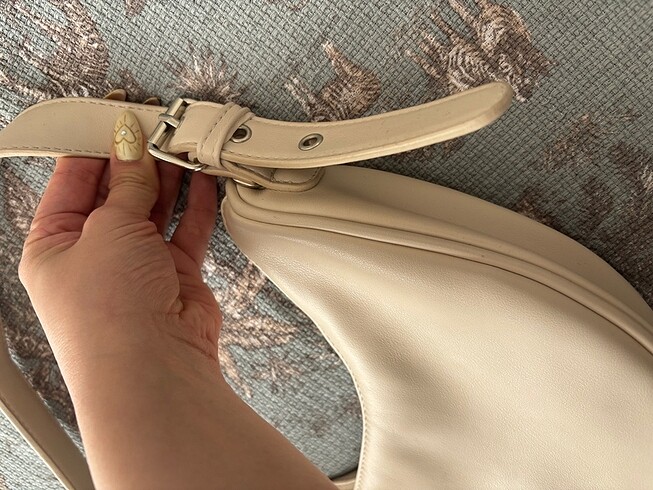 Beden STRADIVARIUS BEJ RENGİ OMUZ ÇANTASI
