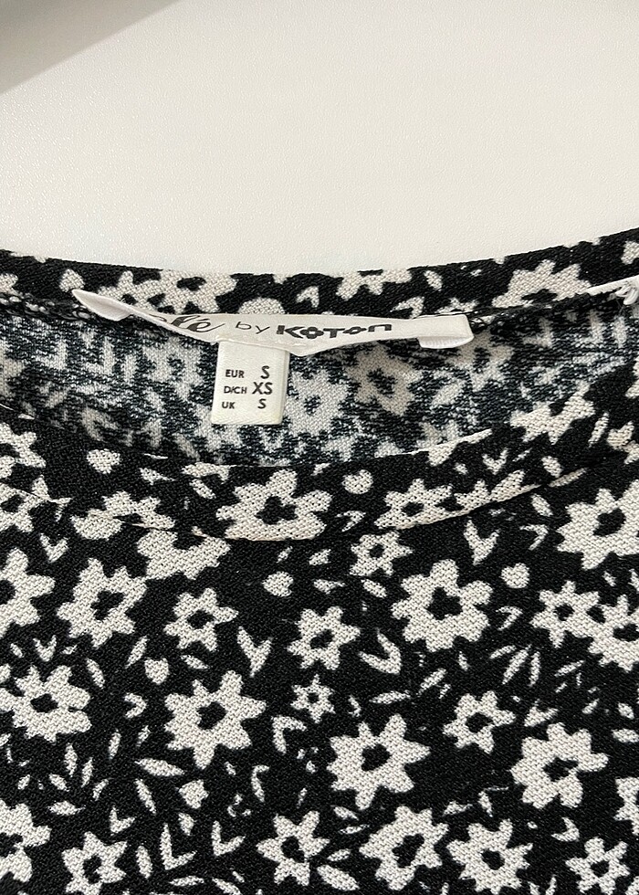 Siyah beyaz çiçek detaylı kısa kollu elbise - Görsel 3