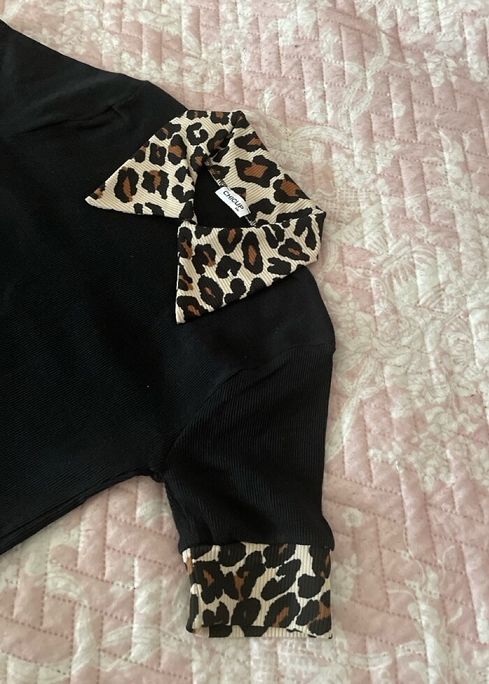 Leopr desenli Polo yaka bluz - Görsel 2