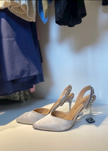 Diger Beyaz Saten İşlemeli Stiletto