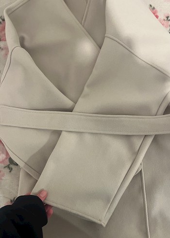 Bej V Yaka Kısa Düğmeli Kadın Ceket - Görsel 3