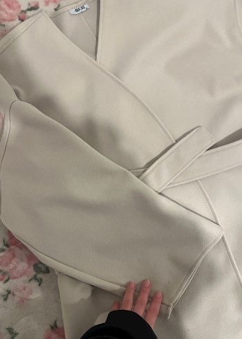 Bej V Yaka Kısa Düğmeli Kadın Ceket - Görsel 2