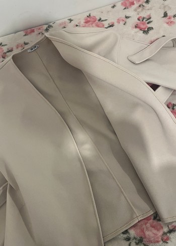 Bej V Yaka Kısa Düğmeli Kadın Ceket - Görsel 4