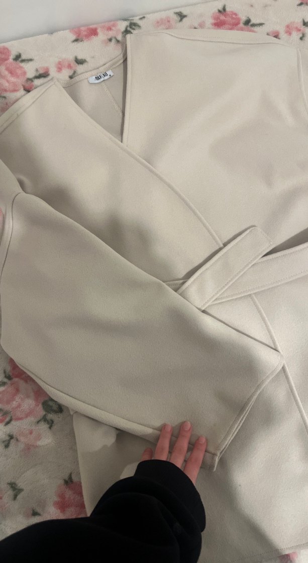 Bej V Yaka Kısa Düğmeli Kadın Ceket - Görsel 2