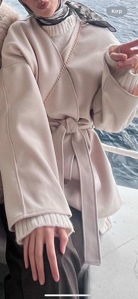 Bej V Yaka Kısa Düğmeli Kadın Ceket - Görsel 5