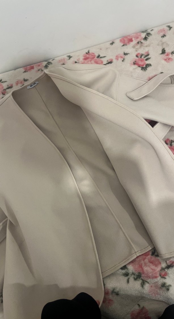 Bej V Yaka Kısa Düğmeli Kadın Ceket - Görsel 4