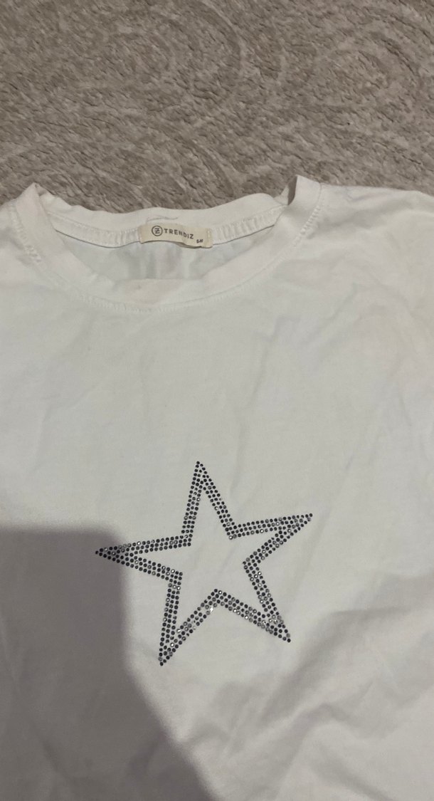Trendiz Gri Yıldız Baskılı Beyaz Kadın Tişört - Görsel 2