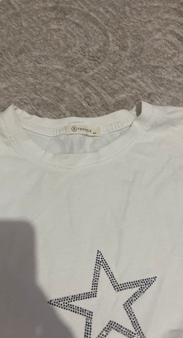 Trendiz Gri Yıldız Baskılı Beyaz Kadın Tişört - Görsel 3