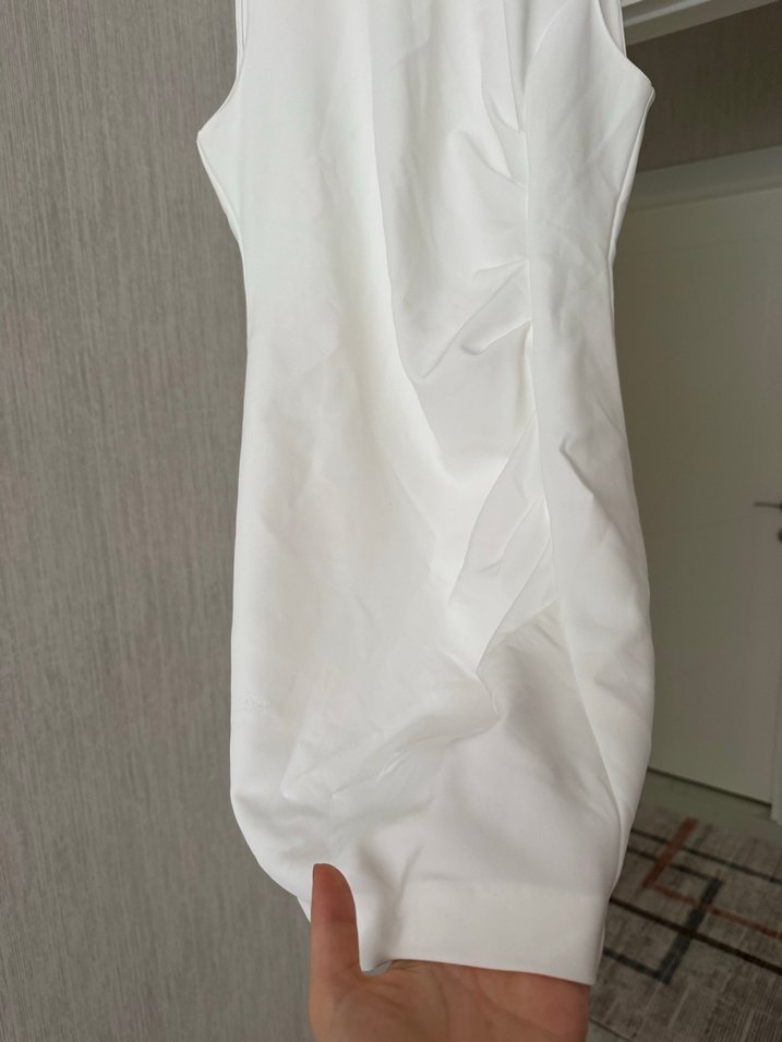 Beyaz Drapeli Midi Kolsuz Elbise - Görsel 4