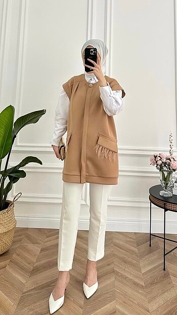 Tüy Detay Yelek Camel