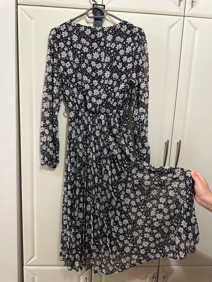 Piliseli Siyah Çiçekli Midi Elbise - Görsel 4