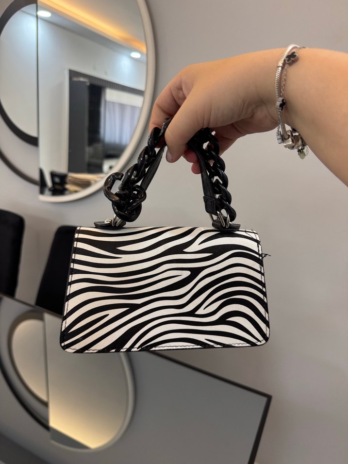Zebra Desenli Zincir Detaylı Parlak Kadın Çanta - Görsel 2