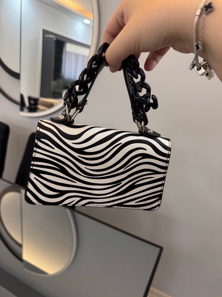 Zebra Desenli Zincir Detaylı Parlak Kadın Çanta - Görsel 3