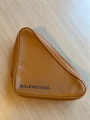 Balenciaga triangle logo- print clutch bag