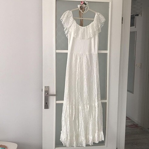 Beyaz dantelli nikah elbisesi