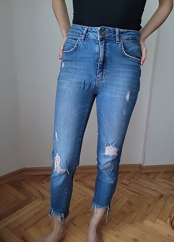 Yırtık detaylı pantolon