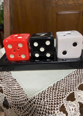 Üçlü Zar şeklinde Siyah-Beyaz-Kırmızı renklerde tuzluk biberlik - Görsel 2