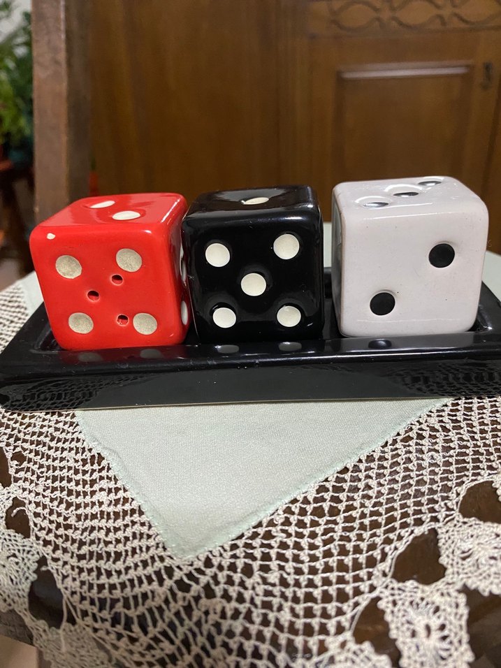 Üçlü Zar şeklinde Siyah-Beyaz-Kırmızı renklerde tuzluk biberlik - Görsel 2