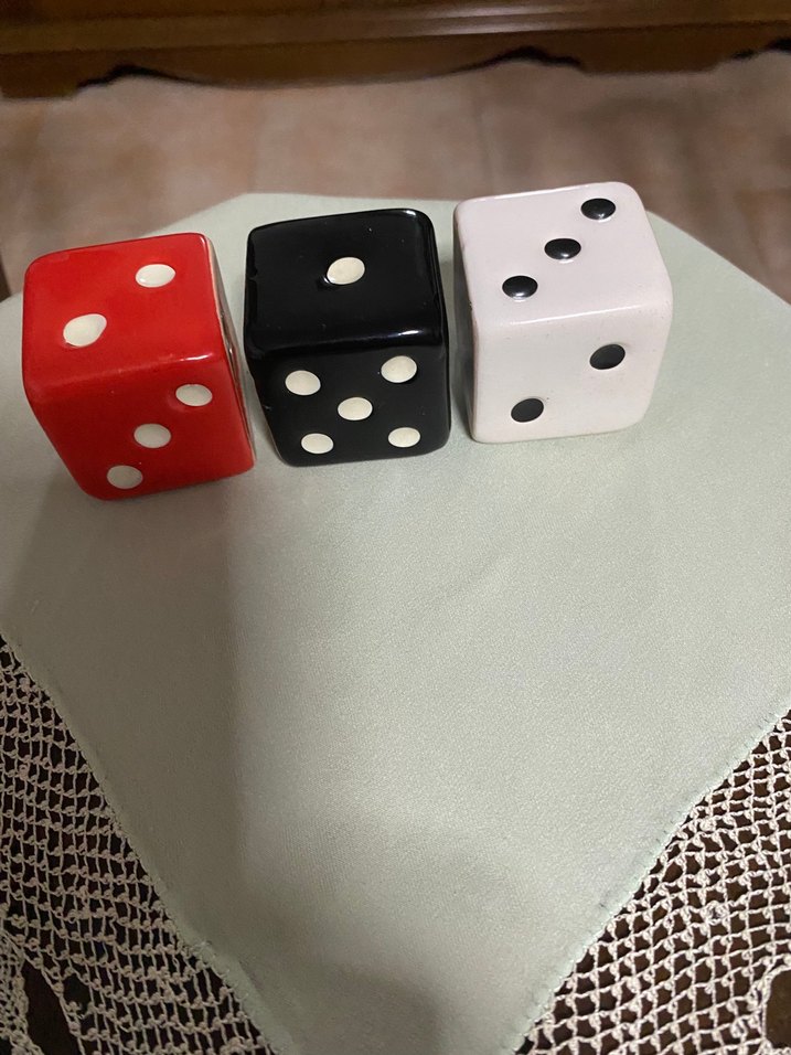 Üçlü Zar şeklinde Siyah-Beyaz-Kırmızı renklerde tuzluk biberlik - Görsel 3