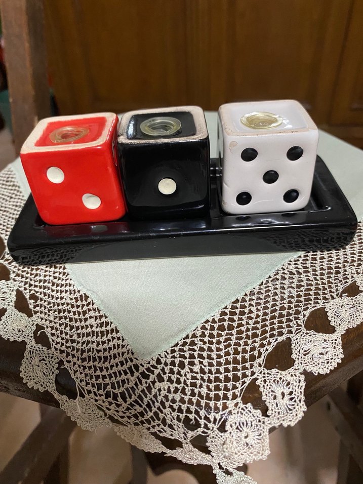 Üçlü Zar şeklinde Siyah-Beyaz-Kırmızı renklerde tuzluk biberlik - Görsel 5