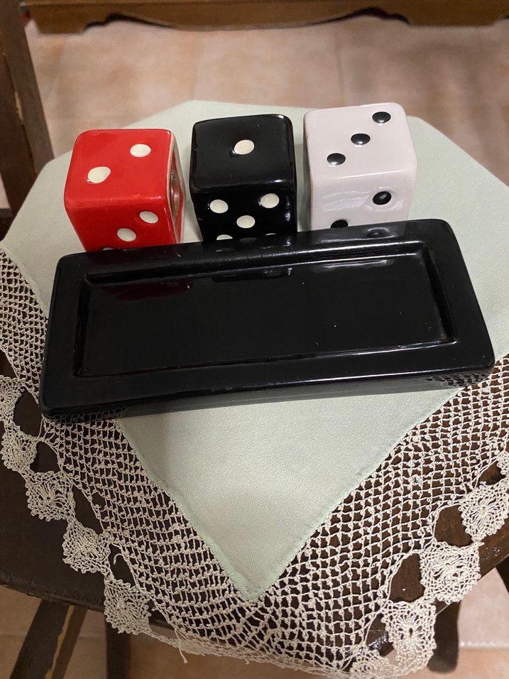 Üçlü Zar şeklinde Siyah-Beyaz-Kırmızı renklerde tuzluk biberlik - Görsel 4