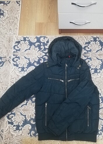 Koyu yeşil kapşonlu mont