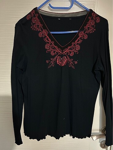 Tül, işli yaka detaylı bluz