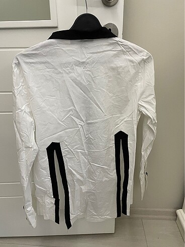 asimetrik kesim beyaz gömlek - Görsel 2