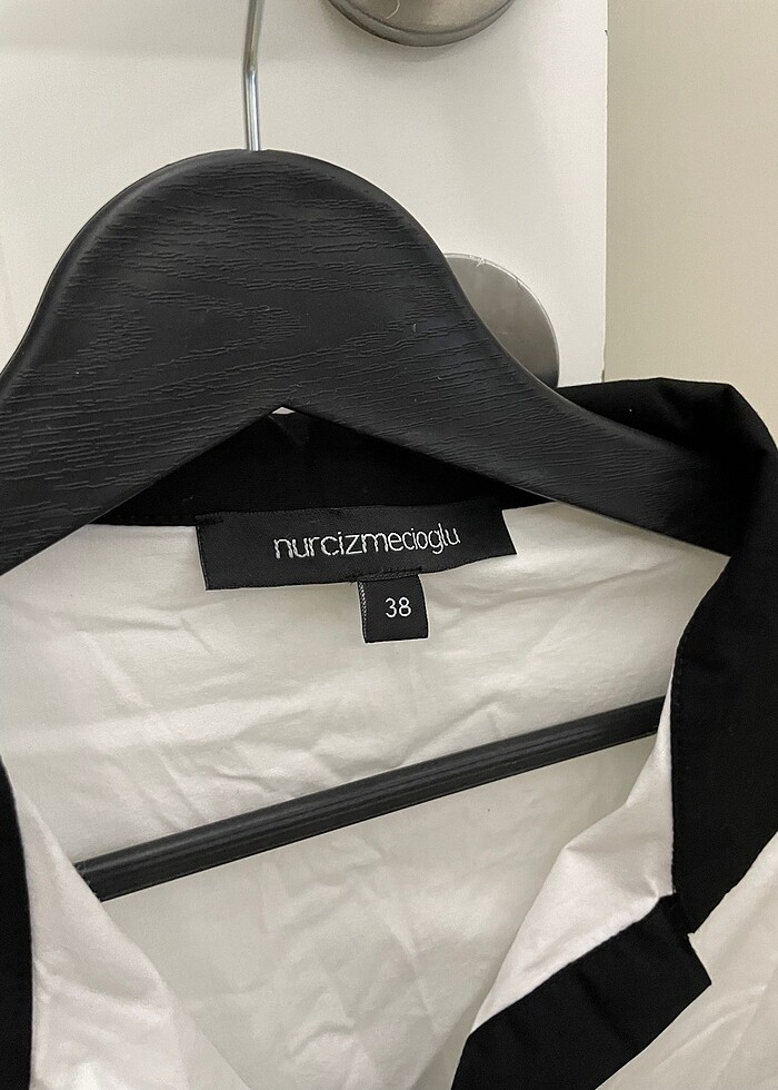 asimetrik kesim beyaz gömlek - Görsel 4