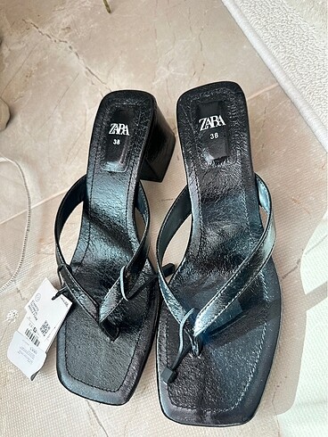 Zara parmak arası topuklu terlik
