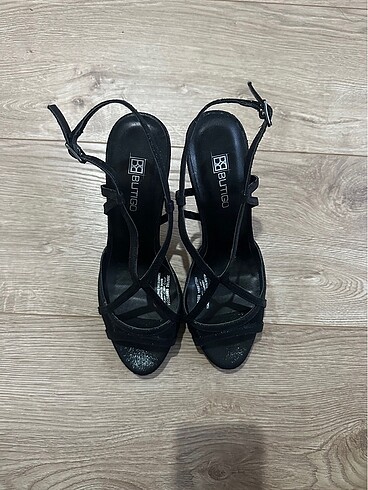 Siyah İnce Topuklu Ayakkabı
