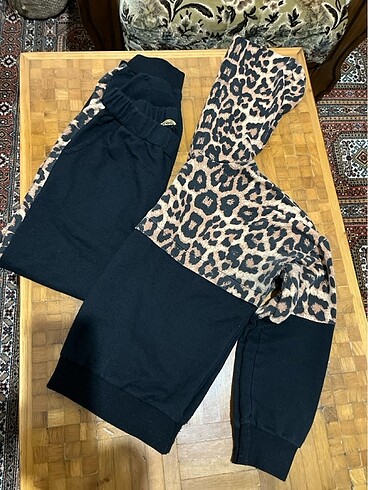 Leoparlı pijama takımı