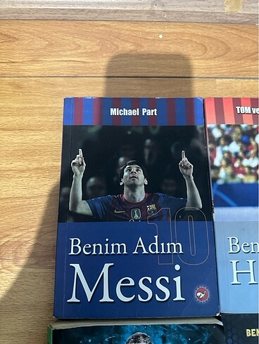  4 adet futbolcu kitabı
