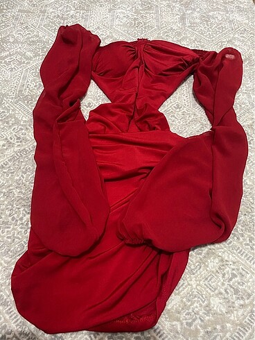 kirmizi drape elbise