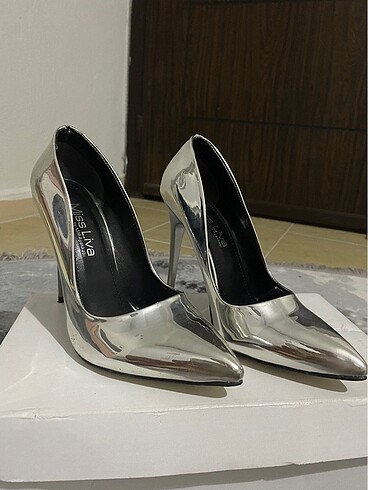 Metalik gümüş stiletto