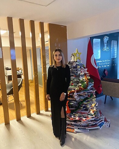 Uzun yırtmaçlı elbise