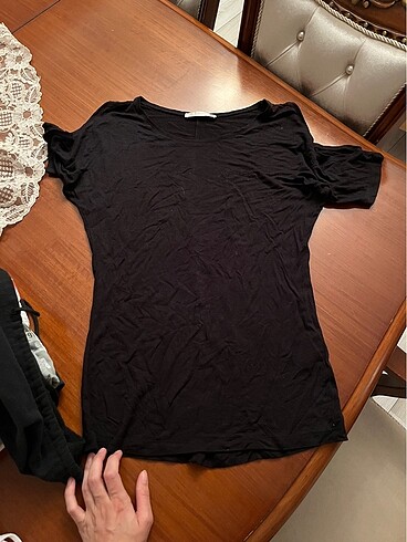 Omuzları açık kolları olan Pierre Cardin tişört