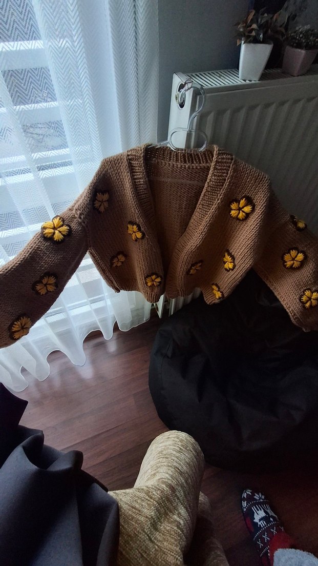 Çiçek Desenli Kahverengi Triko Hırka - Görsel 5